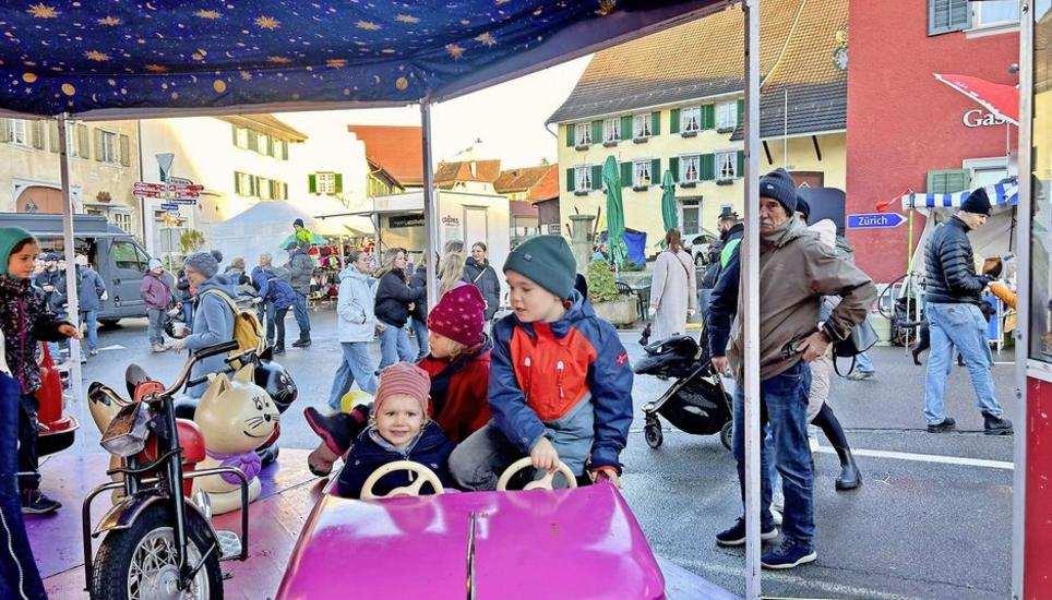 Der Wilchinger Nico chauffierte seine Schwester Sophia an die Chilbi und fand sogar einen Parkplatz. Bild: Beatrix Bächtold