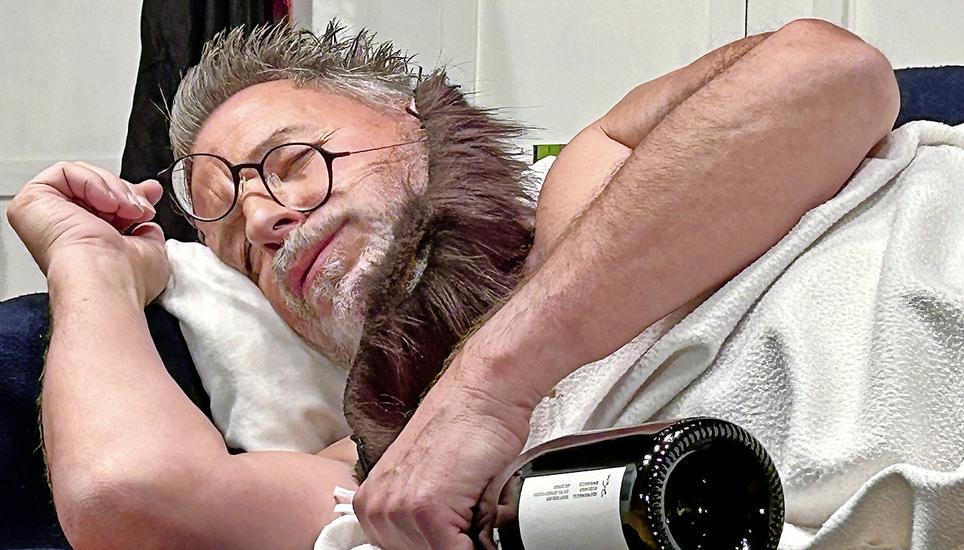 Brille schief, Bart ab, Flasche leer. Die Akteure, wie hier Werner Fässler, erfreuten das Publikum im Flurlinger Rheintalsaal. Bild: Beatrix Bächtold