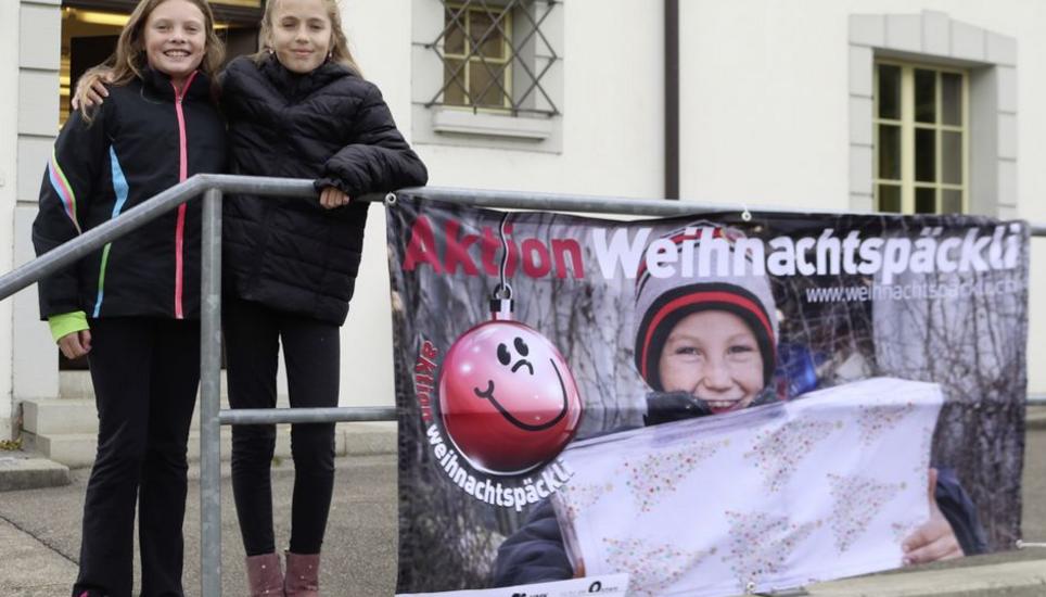 Die Freundinnen Lisa Inäbnit (l.) und Ajla Burek hoffen, dass möglichst viele Päcklis abgegeben werden. Bild: Peter Spirig