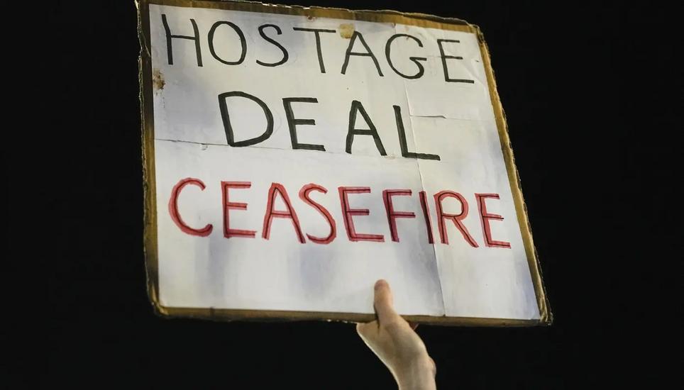 An einer Demonstration in Tel Aviv wurde am Dienstag die Freilassung der Hamas-Geisel gefordert. Ariel Schalit / AP