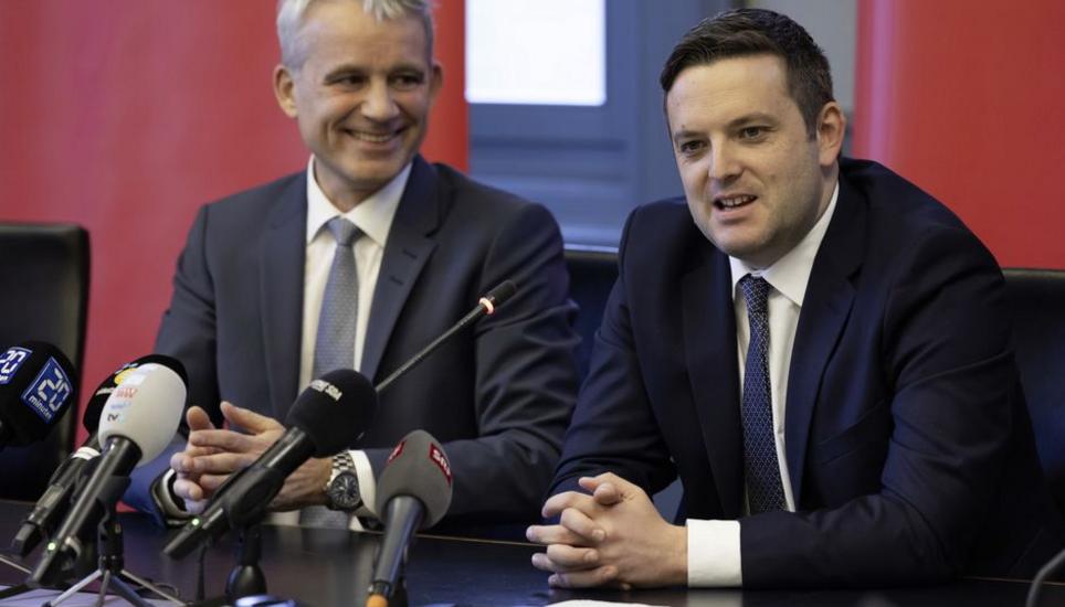 Beat Jans und Jon Pult müssen vor den Medien und in der Öffentlichkeit auch kommunikativ überzeugen. Bild: Keystone