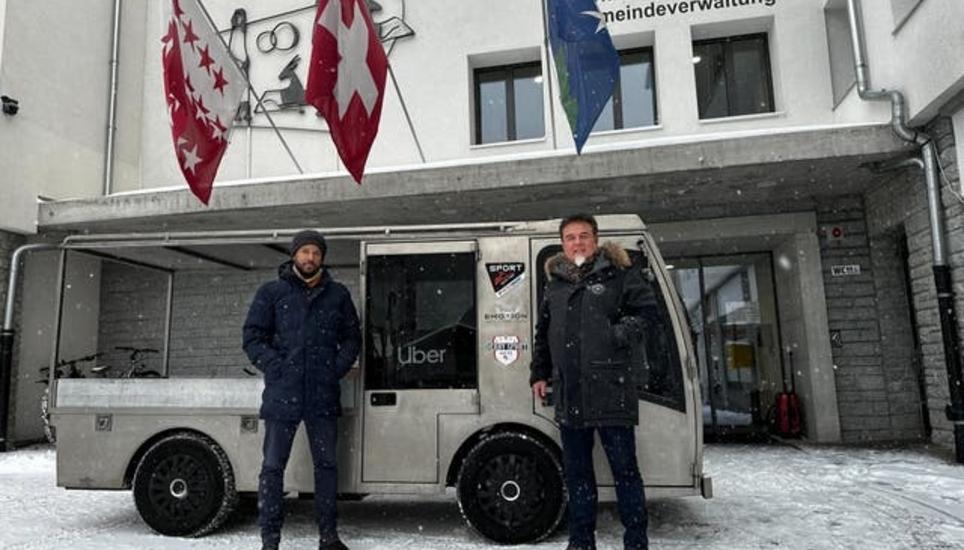 Uber-Schweiz-Chef Jean-Pascal Aribot und Stefan Zurbriggen, Gemeindepräsident von Saas-Fee, lancieren das neue Angebot. Bild: zvg