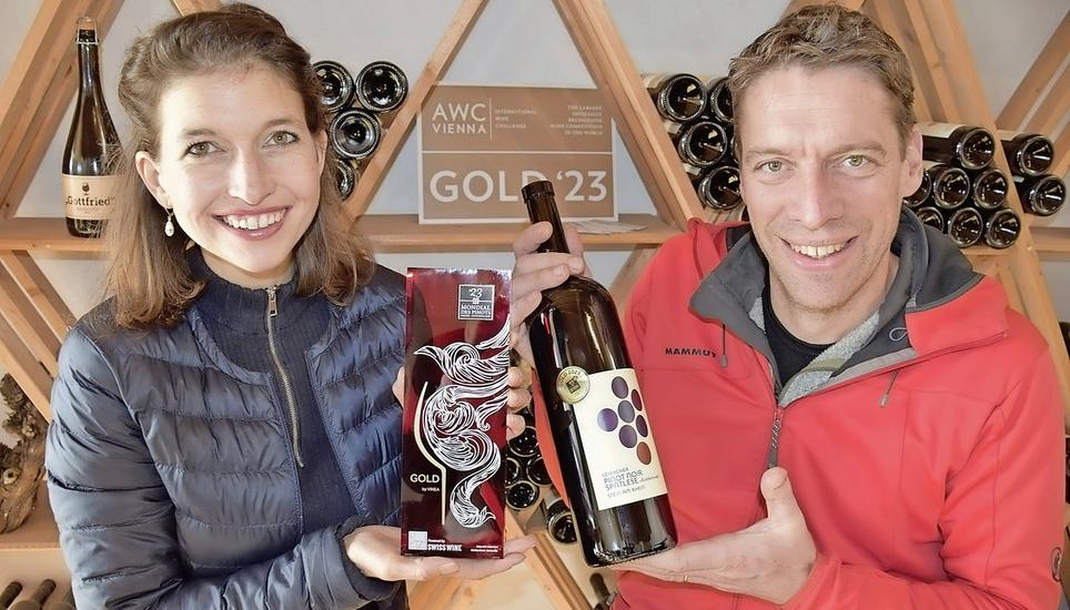 Selina und Michael Leibacher mit ihrer neusten «Gold- Auszeichnung». Bild: Margrith Pfister-Kübler