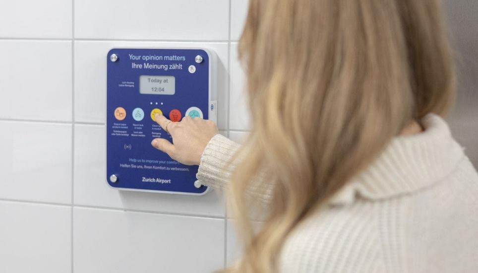 Solche Feedback-Boxen gibt es bis Ende Jahr in 300 Flughafen-WC-Anlagen in Zürich. Hinzu kommen Überwachungssensoren. Bild: Flughafen Zürich