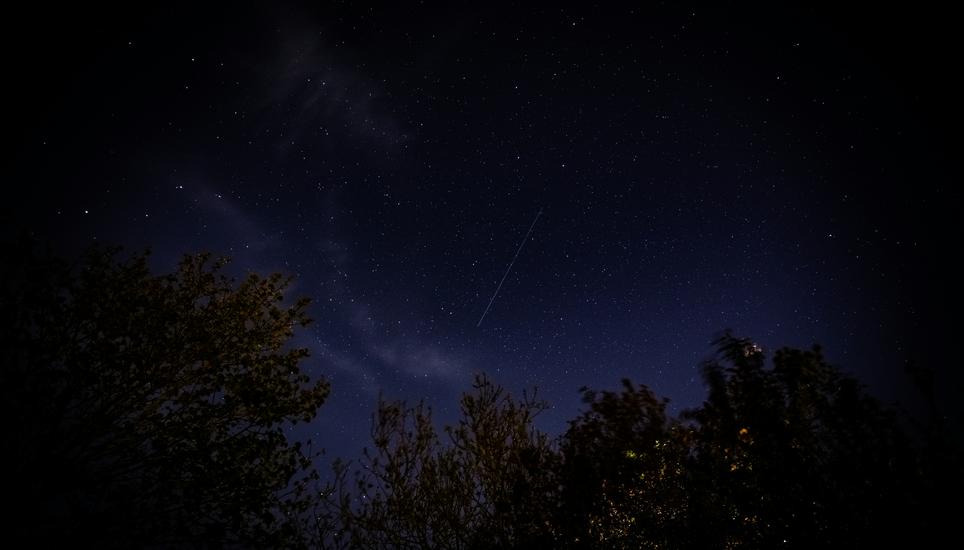 Viele kleine Punkte in einer Linie: Die Starlink-Sateliten der Firma SpaceX sieht man manchmal am Nachthimmel. Bild: unsplash
