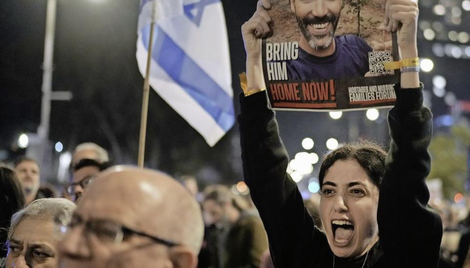 Familien und Unterstützer von Geiseln, die immer noch im Gazastreifen festgehalten werden, demonstrieren in Tel Aviv. Bild: Key