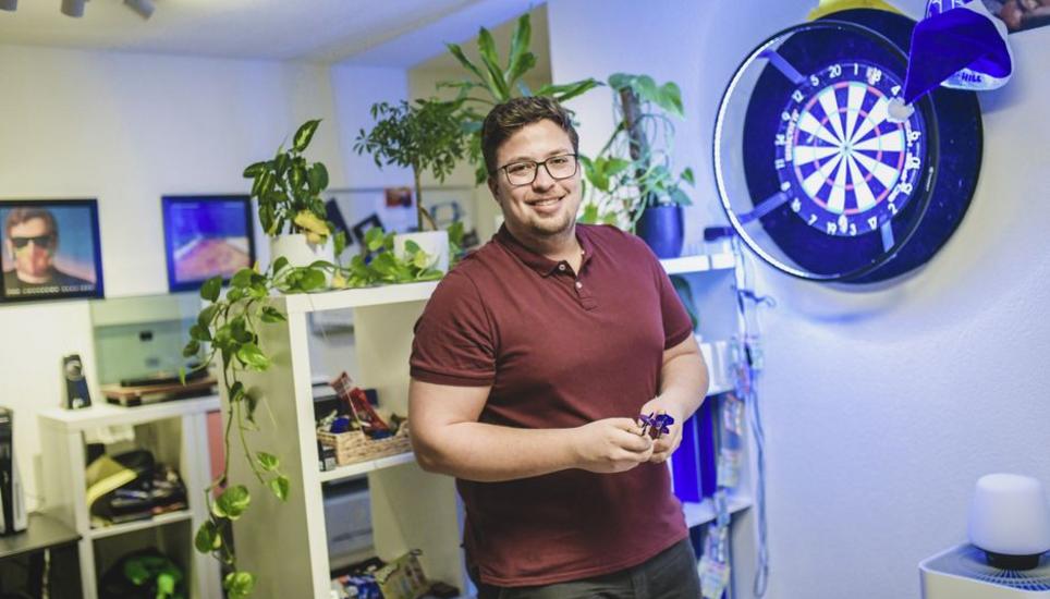 In seiner Freizeit spielt Randy Ruh gerne Darts – eine Scheibe hängt auch in seinem WG-Zimmer. Bild: Melanie Duchene Portrait bei sich zu Hause vom neuen Einwohnerratspraesident Randy Ruh, am Montag, 11. Dezember, 2023. (Melanie Duchene / Schaffhauser Nachrichten)