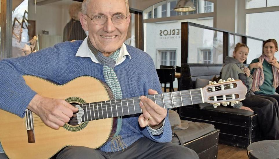 «Ich schreibe gern im ‹Uferlos›», sagt Liedermacher Christof Brassel. Bild: Margrith Pfister-Kübler