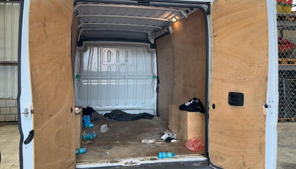 Schlafsäcke, leere Wasserflaschen, Essensverpackungen. In diesem Lieferwagen schleuste ein Franzose 14 Syrer in die Schweiz. Bild: Kantonspolizei Uri
