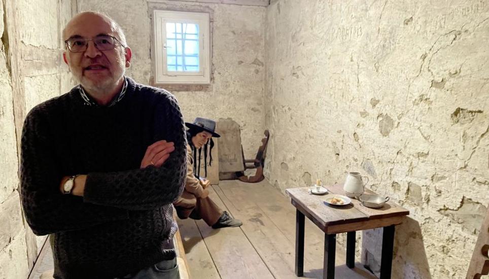 Reinhard Frank hat sich in der Coronapandemie in einer ehemaligen Arrestzelle in Hilzingen eingeschlossen und Inschriften von ehemaligen Häftlingen aus dem Grenzraum erforscht. Bild: Gudrun Trautmann