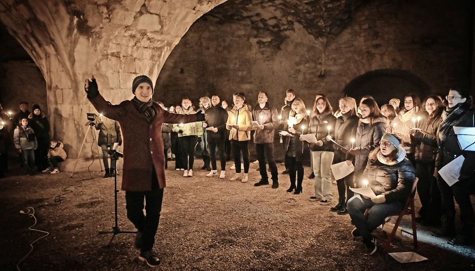 Jede und jeder bekam eine Kerze in die Hand gedrückt, bevor der Chor der Pädagogischen Hochschule zu singen begann. Bild: Selwyn Hoffmann