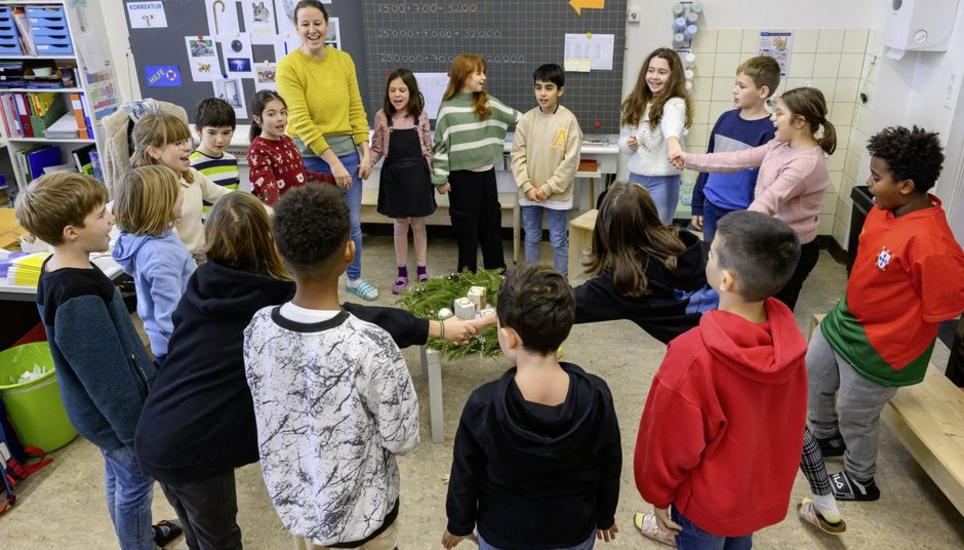 Die 4b singt ein Lied, danach gibt es ein Geschenk aus dem Klassenadventskalender. Bild: Michael Kessler