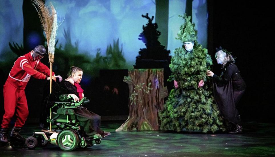 Sorgen für Lacher und stimmen nachdenklich: die Hexe (Nicole Widmer) und ihr TomTom (Daniel Maier). Bild: Roberta Fele Altra Spiel im Stadttheater, Haensel und Graetel, fotografiert am Freitag 22. Dezember 2023, in Schaffhausen. (Roberta Fele / Schaffhauser Nachrichten)