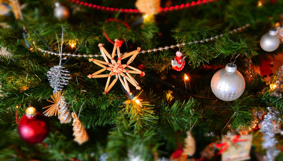 Beim Weihnachtsbaum trifft sich Alt und Jung. Mit dabei sind unter Umständen auch eine Menge an Viren. Bild: Pexels