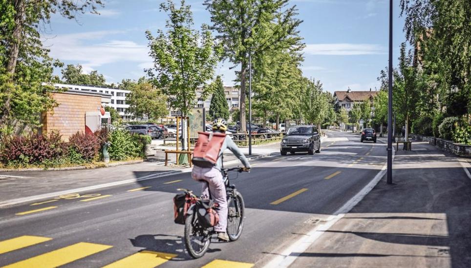 Die äussere Zentralstrasse in Neuhausen wurde Ende Mai 2022 nach fast zwei Jahren Sanierung wiedereröffnet. Bild: Melanie Duchene