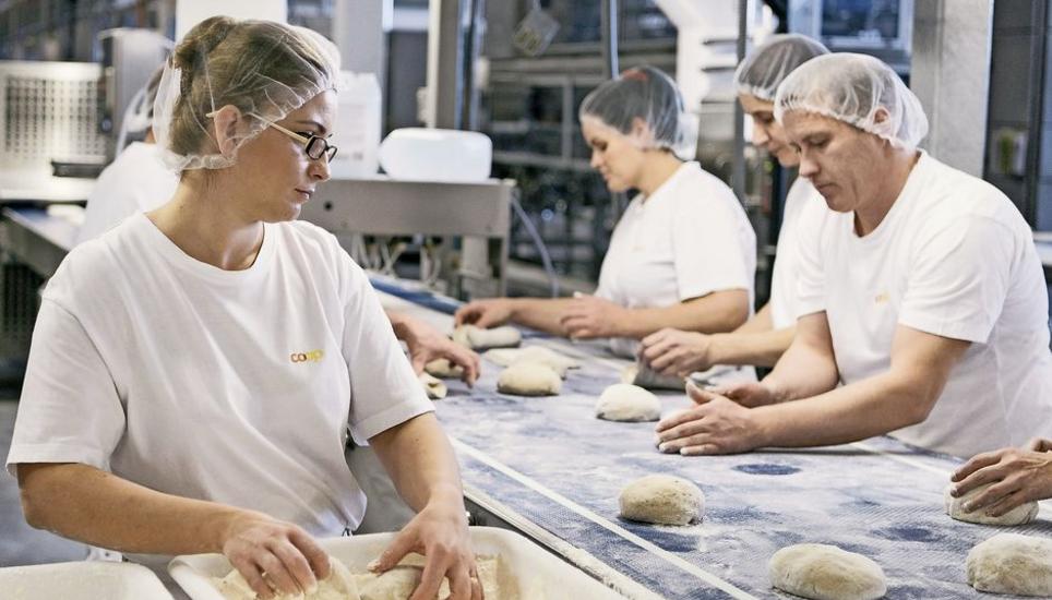 Grossbaeckerei (groessten Baeckerei der Schweiz werden pro Jahr 60'000 Tonnen Brot produziert; ausser Brot werden Kuchen, Torten und Rouladen produziert

Was der neue Gotthardtunnel f??r die Schweiz ist, ist Schafisheim f??r die Coop-Logistik??, laesst si