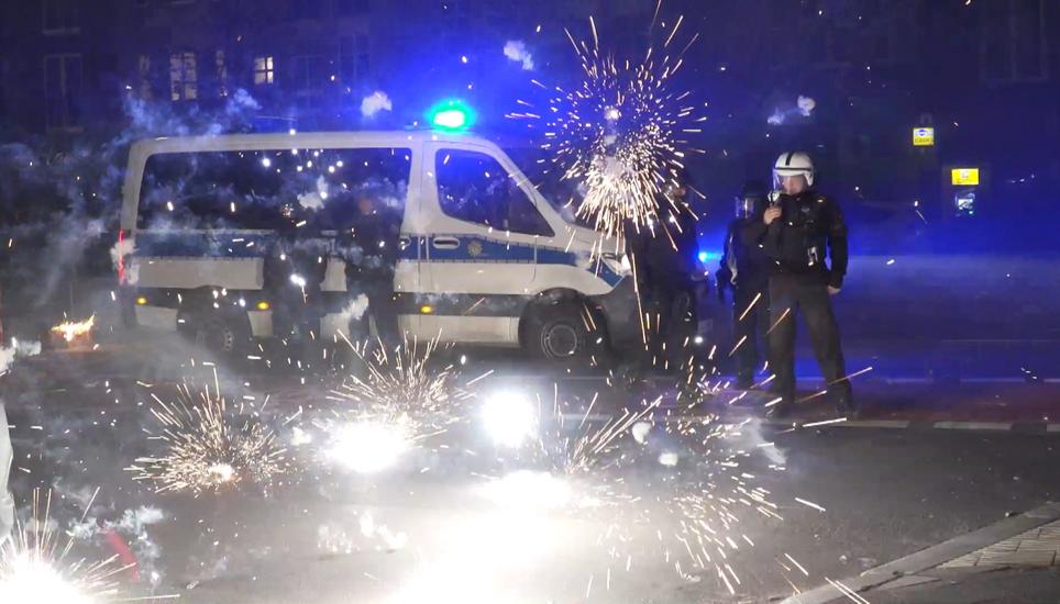 Vergangenes Silvester wurden Sicherheitskräfte in Berlin mit Feuerwerk beworfen. Bild: Key