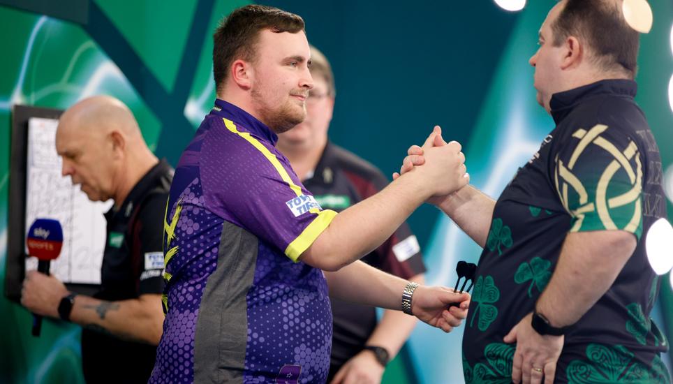 Luke Littler (links) feiert seinen Sieg gegen Brendan Dolan an der Darts-WM. Bild: Key