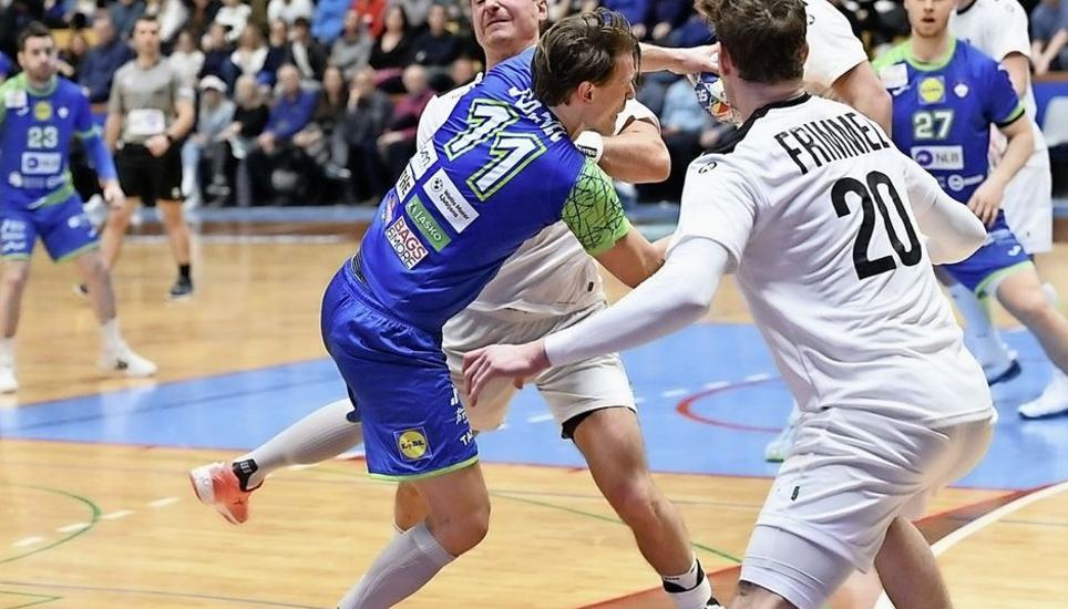 Lukas Herburger (weisses Tenue, hinten) im Zweikampf während des Testspiels der Österreicher gegen Slowenien. Bild: Slovenian Federation