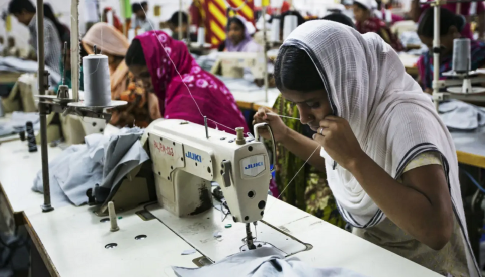 Der Einsturz einer Textilfabrik in Bangladesch 2013 mit über 1000 Toten hat die EU-Gesetzgebung wesentlich geprägt. Im Bild eine Textilarbeiterin in Bangladesch. Bild: Jeff Holt/Bloomberg