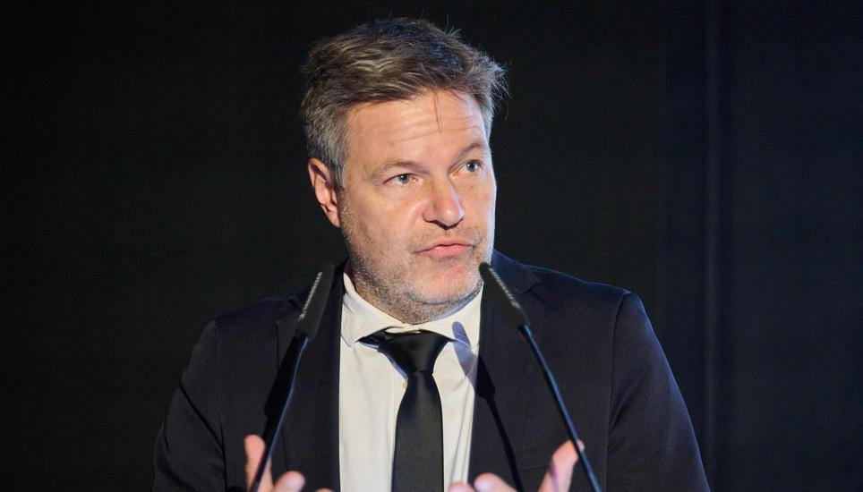 ARCHIV - 15.11.2023, Berlin: Robert Habeck, Vizekanzler und Bundesminister fÃ¼r Wirtschaft und Klimaschutz, spricht zur ErÃ¶ffnung des Festaktes anlÃ¤sslich 100 Jahre Spitzenorganisation der Filmwirtschaft (SPIO) im Cubix-Filmpalast am Alexanderplat