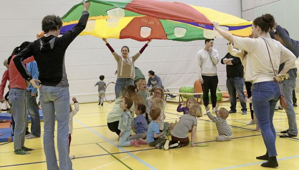 Auf- und zugedeckt: Das leichte Tuch wird immer wieder sanft abgelegt und ist ein Renner bei den Kindern. Bilder: Dominic Caviezel