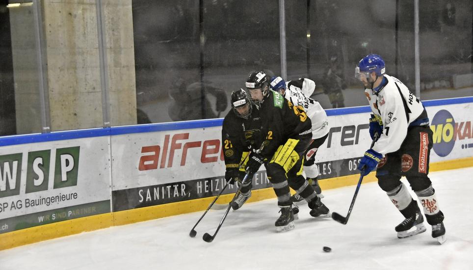 In einer ebenso umkämpften wie spannenden Partie setzte sich der EHC Schaffhausen (schwarze Tenues) in der Verlängerung gegen die Wild Hogs Arosa durch. Bild: Pascal Oesch