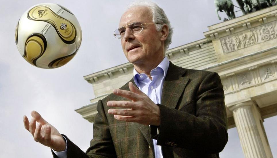 Ein Leben für den Fussball: Franz Beckenbauer gehörte zu den absoluten Lichtgestalten im weltweiten Fussball. Bilder: Key ARCHIV - 18.04.2006, Berlin: Der Pr???sident des Organisationskomitees der Fu???ball-Weltmeisterschaft 2006, Franz Beckenbauer, stellt vor dem Brandenburger Tor den goldenen Fu???ball f??r das Finale der WM 2006 vor. Franz Beckenbauer ist tot. Die deutsch