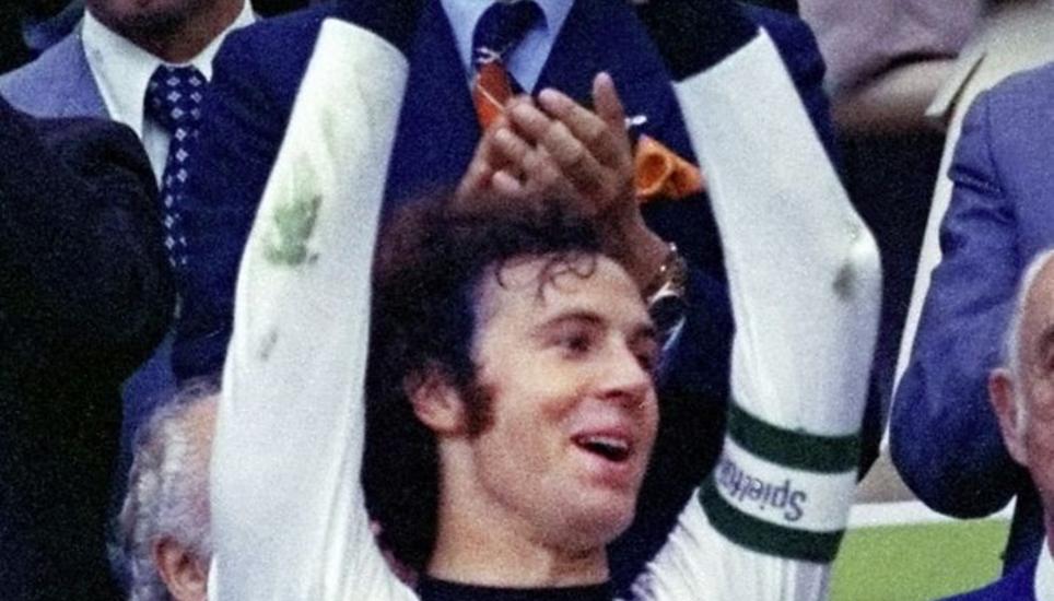 Franz Beckenbauer feiert den WM-Titel 1974 als Spieler.