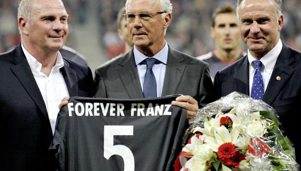 Uli Hoeness (l.) und Karl-Heinz Rummenigge (r.) ehren Franz Beckenbauer für sein Lebenswerk.