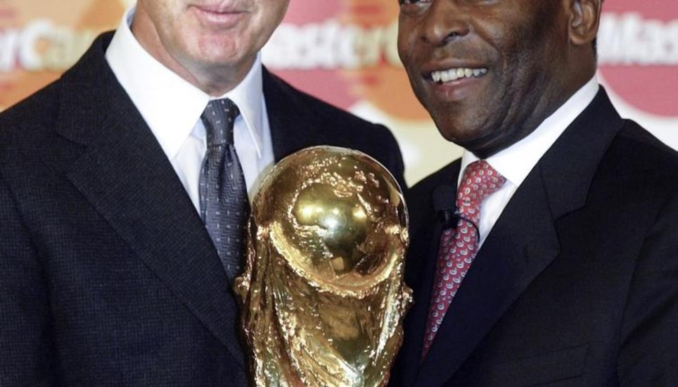 Franz Beckenbauer (l.) und Pelé waren Freunde fürs Leben. FILE - Former soccer stars Franz Beckenbauer, left, from Germany and Pele, right, from Brazil, present the World Cup trophy to photographers in Berlin Wednesday, March 12, 2003. Germany's World Cup-winning coach Franz Beckenbauer has died. He was 78. Beck