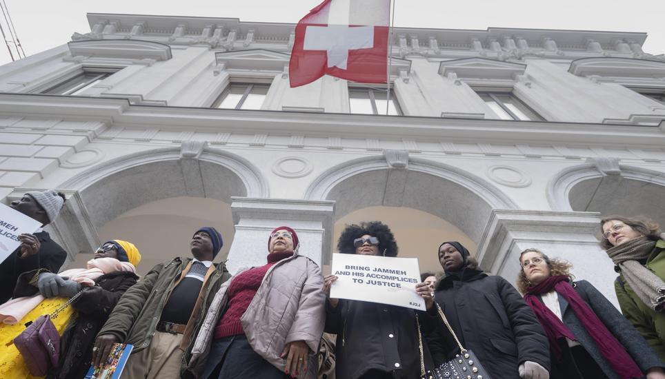 Opfer der gambischen Diktatur versammeln sich vor dem Bundesstrafgericht. Bild: Key