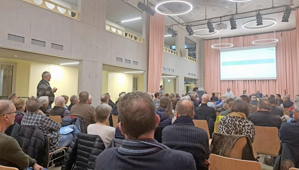 Viele Fragen wurden an der gut besuchten Infoveranstaltung zum Entwurf der neuen Neuhauser Bauordnung gestellt. Bild: Saskia Baumgartner