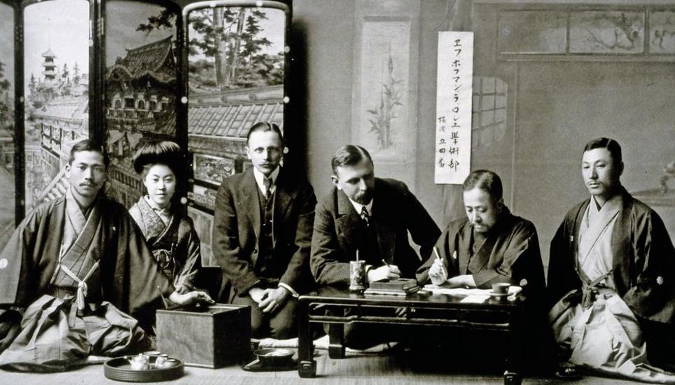 Emil Barell beobachtet 1912 die Vertragsunterzeichnung in Yokohama, Japan. Bild: zVg/Historisches Archiv Roche