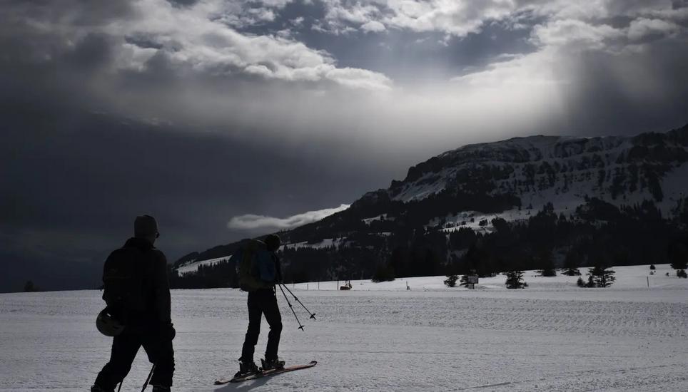 Ein Sturm zieht auf: Gegen Regenwetter in den Ferien bietet die Baloise neu eine Versicherung an. Bild: Gian Ehrenzeller/Keystone