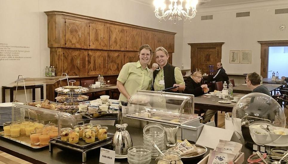 Rosemarie und Beata von der Hotellerie am Frühstücksbuffet. Das Refektorium, erbaut 1715–19, war 150 Jahre lang der Speisesaal der Nonnen. Bilder: Ulrich Schweizer