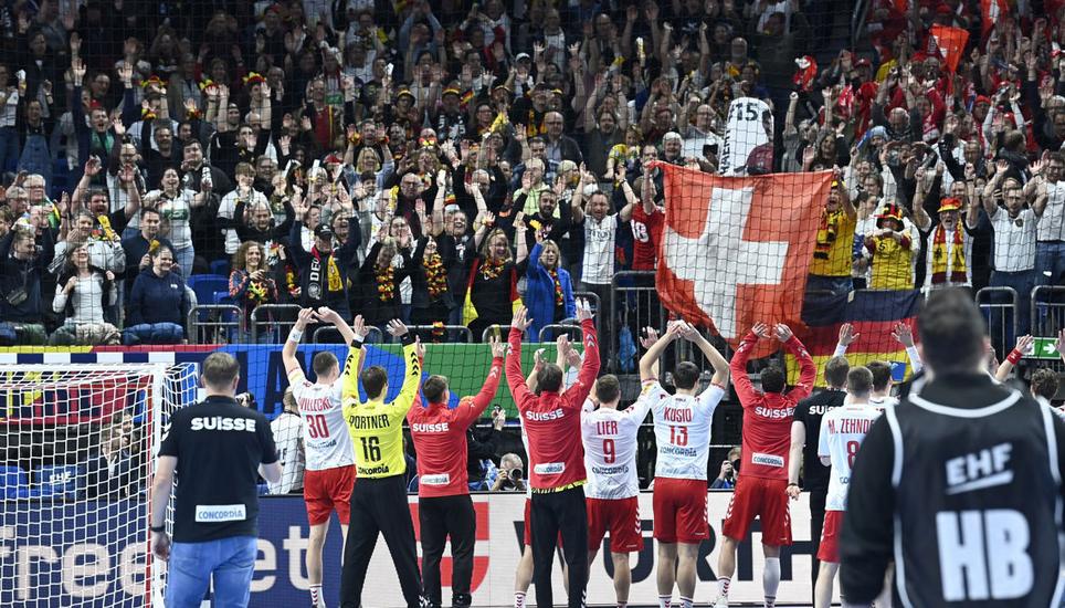 Berlin, 14.01.2024. Handball, Schweizer Nationalmannschaft. EHF Euro 2024. Fantreffen in Berlin vor dem Spiel Schweiz - Frankreich. 
Jubel der Schweizer. 
Copyright: FOTO Wagner / Alexander Wagner