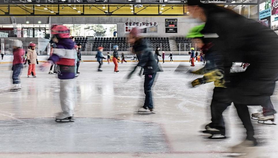 In der Schule Eglisau gilt neu eine Helmpflicht auf Eisfeldern. Symbolbild: Melanie Duchene Waehrend den Schulferien koennen Kinder auf der KSS Eisbahn einen Schlittschuh Kurs machen, am Mittwoch, 09. Februar, 2022. (Melanie Duchene / Schaffhauser Nachrichten)