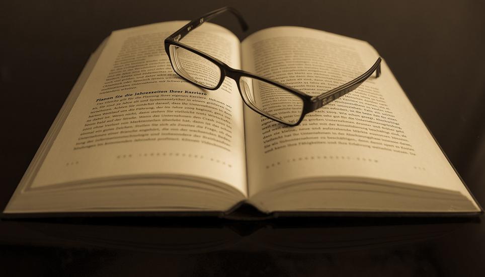 Albert Bächtold hiel eine Lesung im am Freitagabend in der stimmungsvollen Gesellschaftsstube zum Kaufleuten. Symbolbild: Pixabay
