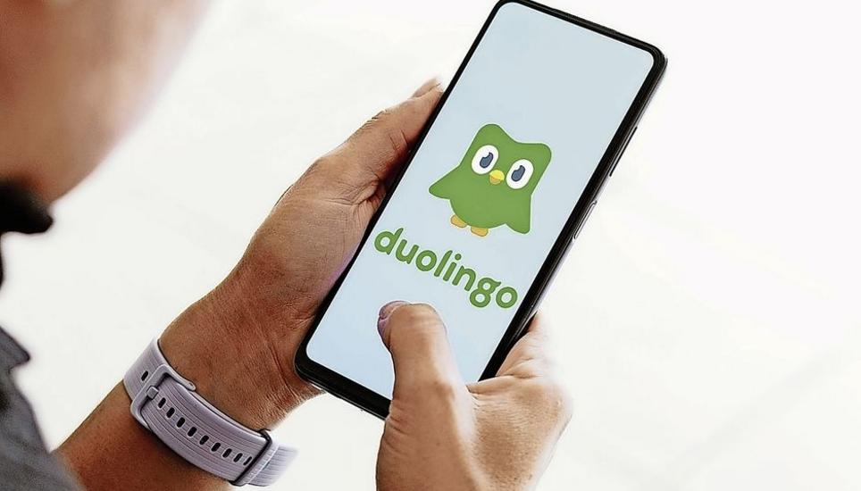 Die Sprach-App Duolingo zählt über 24 Millionen Nutzerinnen und Nutzer. Bild: Key BRAZIL - 2023/07/16: In this photo illustration, the Duolingo logo seen displayed on a smartphone. (Photo Illustration by Rafael Henrique/SOPA Images/LightRocket via Getty Images)