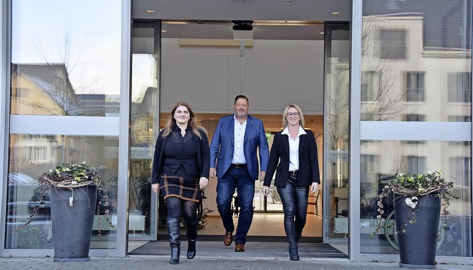 Vjolla Zejnaj, Heimleitung, Marcel Fringer, Gemeinde, und Sandra Ege, Leitung Hotellerie (von links), gehen mit dem SIR in die Zukunft. Bild: Sandy Hedinger