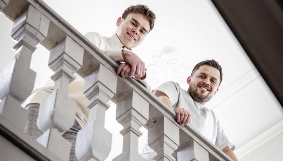 Joel Peter, das juengste Mitgiled der Stadtkanzlei, Luca Rodighiero, neuer Leiter Einwohnerdienste, fotografiert am Montag 15. Januar 2024, in Diessenhofen. (Roberta Fele / Schaffhauser Nachrichten)