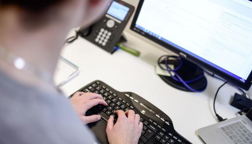 Lehrlinge auszubilden kostet Zeit und Geld. Das könnte bald honoriert werden. Bild: Melanie Duchene Lehrling Mediamatiker in der Schaffhauser Nachrichten Redaktion an der Arbeit am Computer, am Montag, 09. Januar 2023. (Melanie Duchene / Schaffhauser Nachrichten)