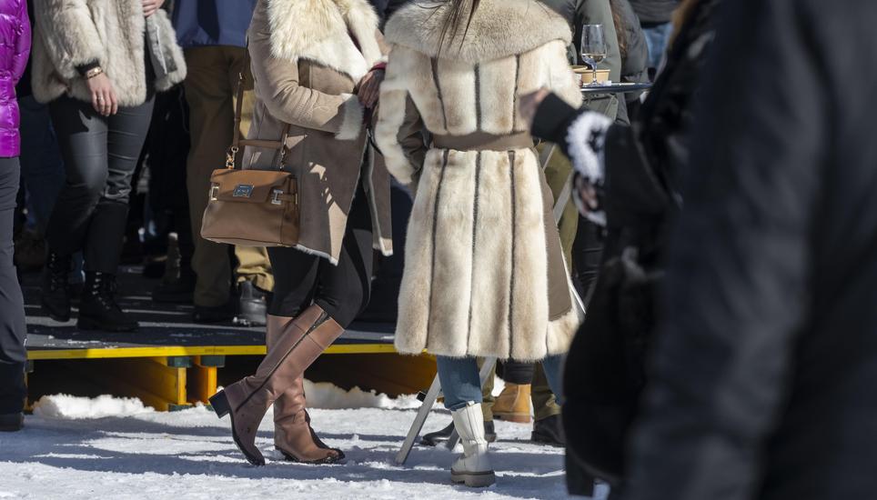 Pelz ist längst nicht mehr nur Luxusware wie hier im Engadiner St. Moritz. Bild: Key