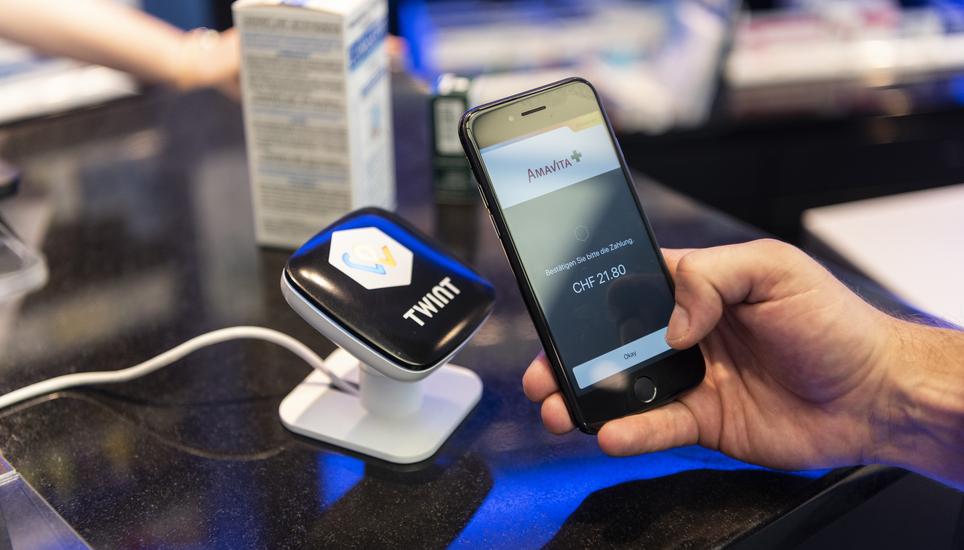 Twint und andere Zahlungsanbieter haben aktuell Probleme. Bild: Key Bezahlung mit der Twint APP via Beacon in der Amavita Apotheke in Bern am 02. Mai 2018.