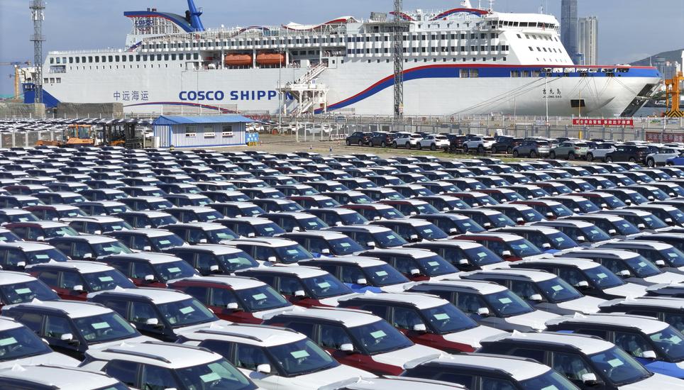 Elektroautos warten im chinesischen Hafen Yantai auf ihre Verladung. Bild: Key