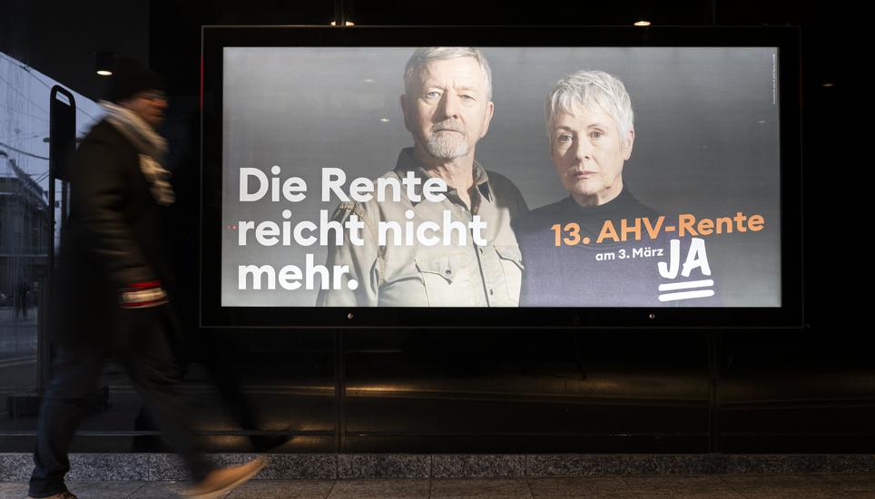 Ein Plakat des Ja-Komitees zur Abstimmung der Initiative für die 13. AHV-Rente in Bern. Bild: Key