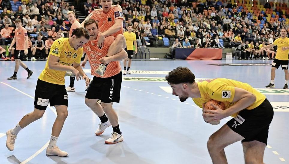 Lustig ist das Sportlerleben: Der FCS ist im Angriff, die Kadetten verteidigen mit der Huckepack-Formation.