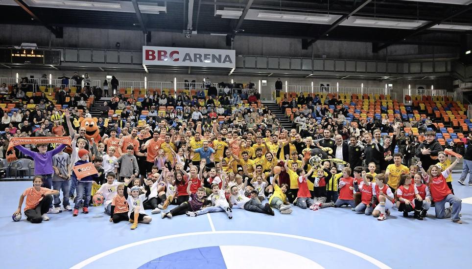 Abschluss einer gelungenen Veranstaltung: Spieler und Staff der Kadetten und des FC Schaffhausen posieren mit Organisatoren, Kindern und Maskottchen zum gemeinsamen Erinnerungsschnappschuss. Bilder: Michael Kessler