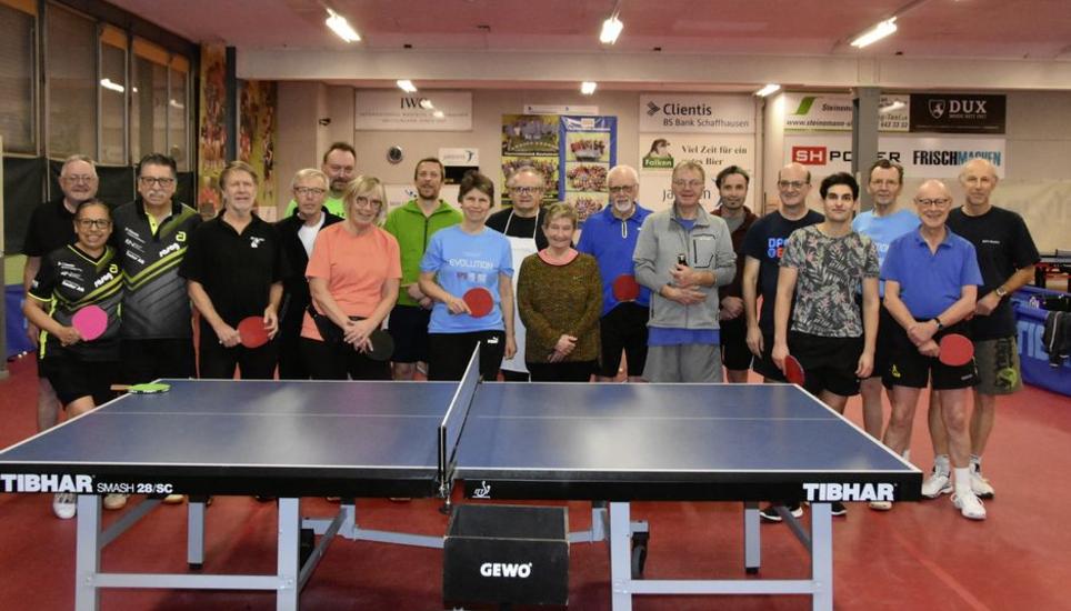 Ein Freundschaftsspiel der besonderen Art bestritten die beiden befreundeten Tischtennisklubs, der TTC Neuhausen und der TTC Schaffhausen, am vergangenen Dienstag im Tischtenniszentrum Ebnat. Bild: Pascal Oesch